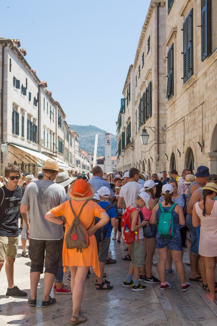 Turisti u razgledavanju gradskih znamenitosti
