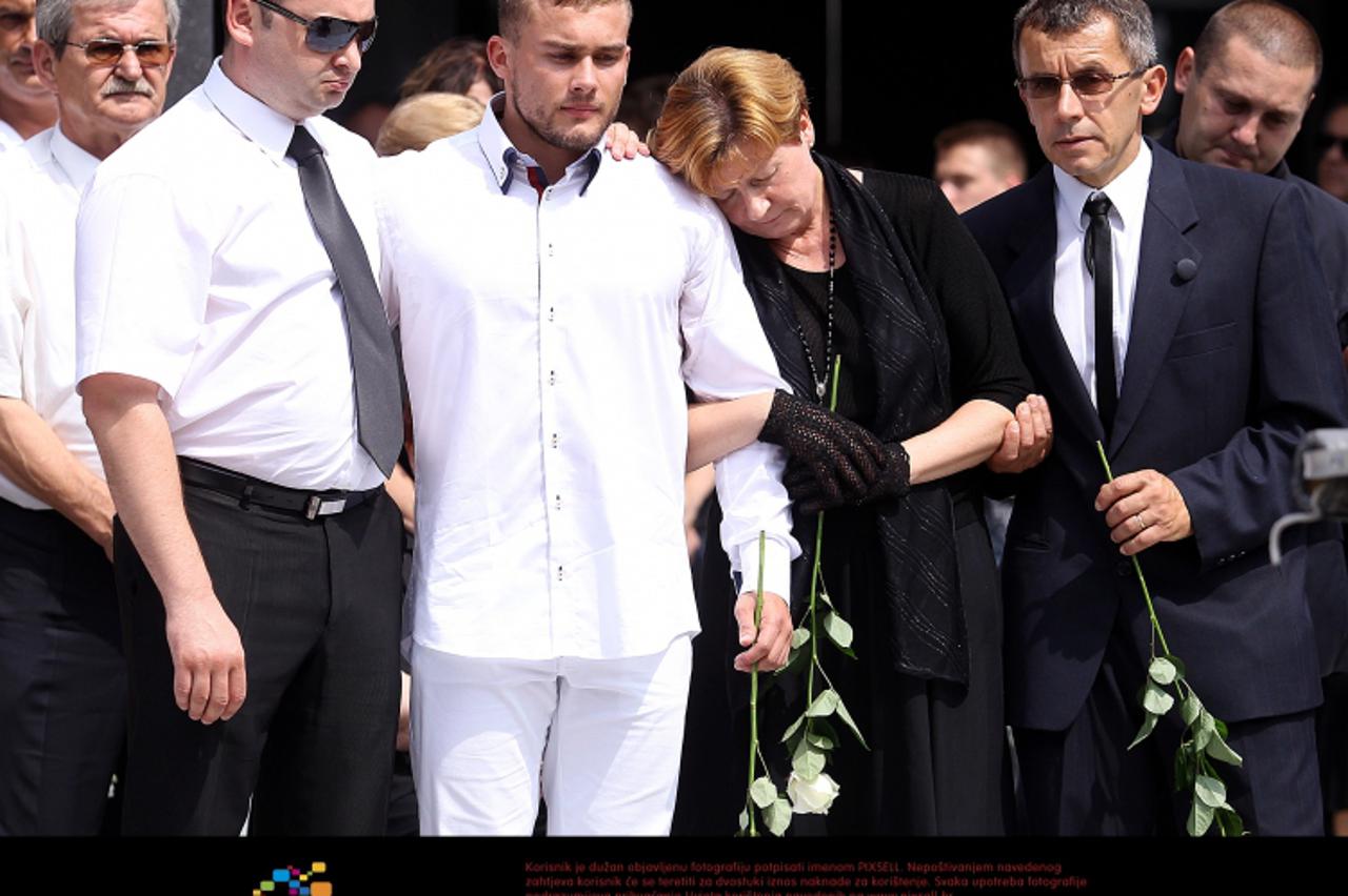 '12.07.2012., Zagreb - Sprovod mladom Hrvoju Turibaku na gradskom groblju Mirosevac koji je ubijen u svom stanu u Spanskom. Osim brata Tomislava, roditelja i pokojnikove djevojke na posljednjem isprac