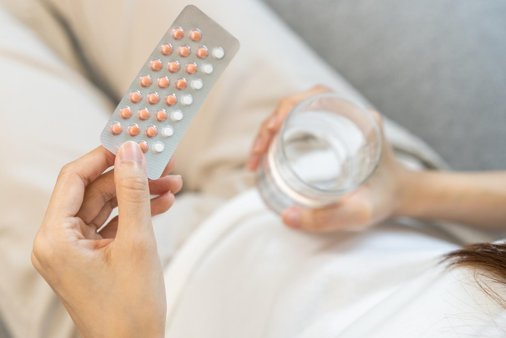 Hormonska kontracepcija: Mnoge kontracepcijske metode utječu na ovulaciju i menstrualni ciklus pomoću hormona. Nakon početka, prestanka ili promjene kontracepcije tijelu ponekad treba tri mjeseca ili dulje da ponovno uspostavi redovite menstruacije. Hormonski implantati, intrauterini ulošci i tablete koje sadrže progestin mogu tijekom korištenja uzrokovati vrlo oskudne menstruacije ili njihov potpuni izostanak.