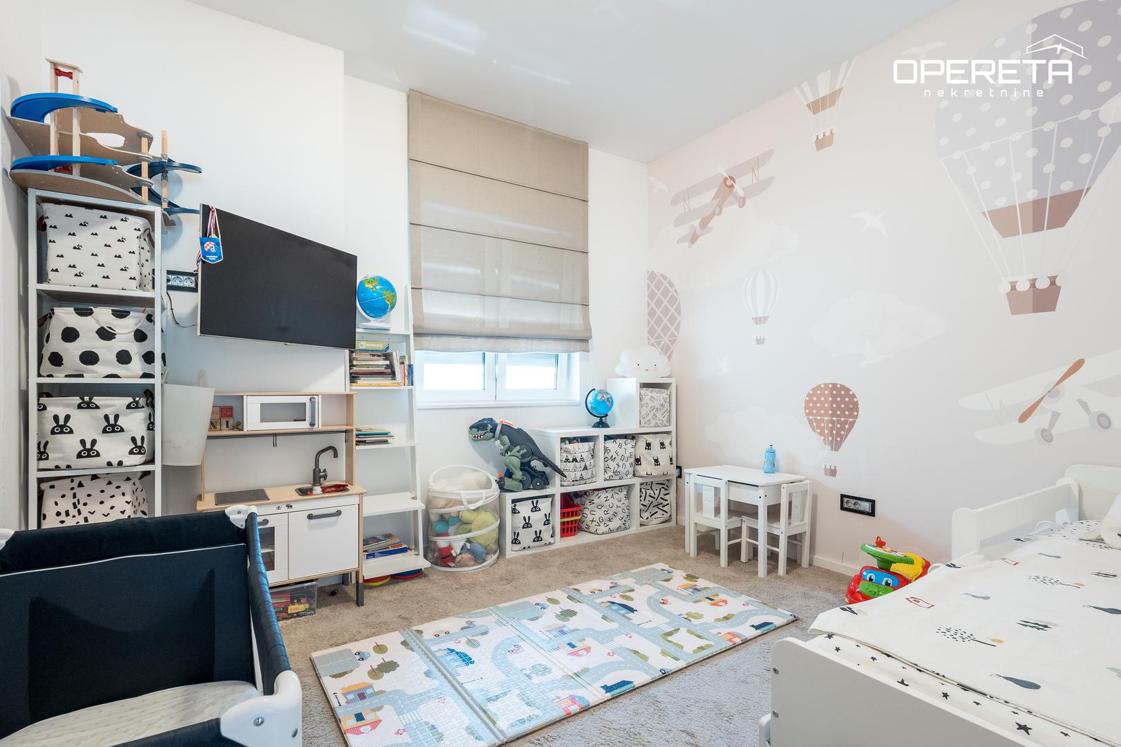 Nekretnini pripadaju i dva garažna parkirna mjesta, što je iznimna prednost u užem gradskom središtu.

