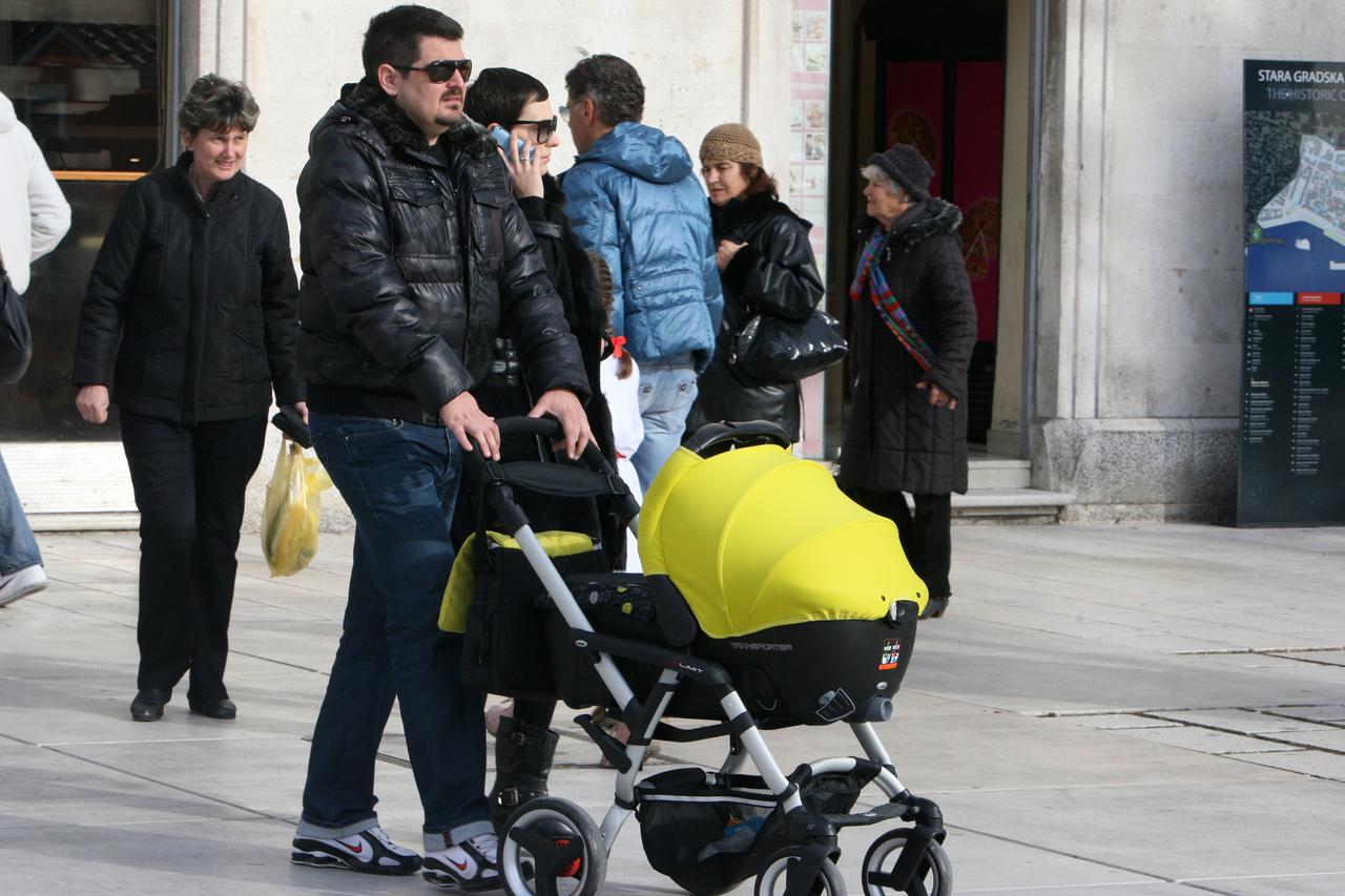 Split: Pjeva? Marko Pecoti? Peco u šetnji gradom s djetetom