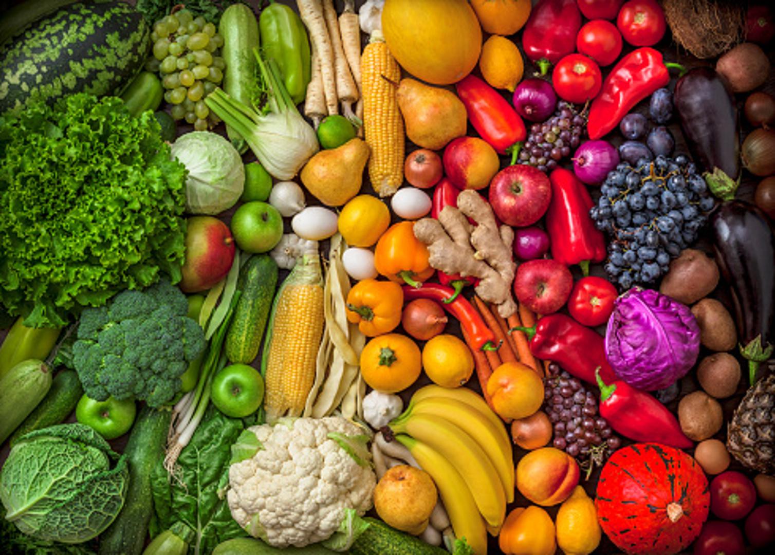 2. JEDI SVJEŽU HRANU
Prehrana zimi i prehrana ljeti kod većine ljudi znatno se razlikuje. Zimi volimo jesti težu hranu, masniju, a unosimo i veliku količinu ugljikohidrata. Međutim, to nije uvijek tako dobro za naš struk, bokove ili trbuh. Ako se pripremate za ljeto, ne postoji bolja stvar od svježeg sezonskog voća i povrća koje vam može pomoći u gubitku kilograma.