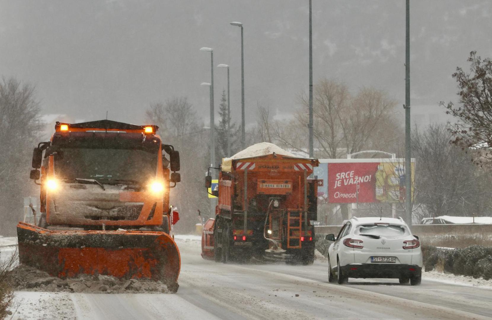 09.01.2025.,Dicmo-Snjezni uvjeti na prometnicama u zaledju Splita. Zimske sluzbe od ranog jutra brinu se za prohodnost cesta. Photo: Ivo Cagalj/PIXSELL