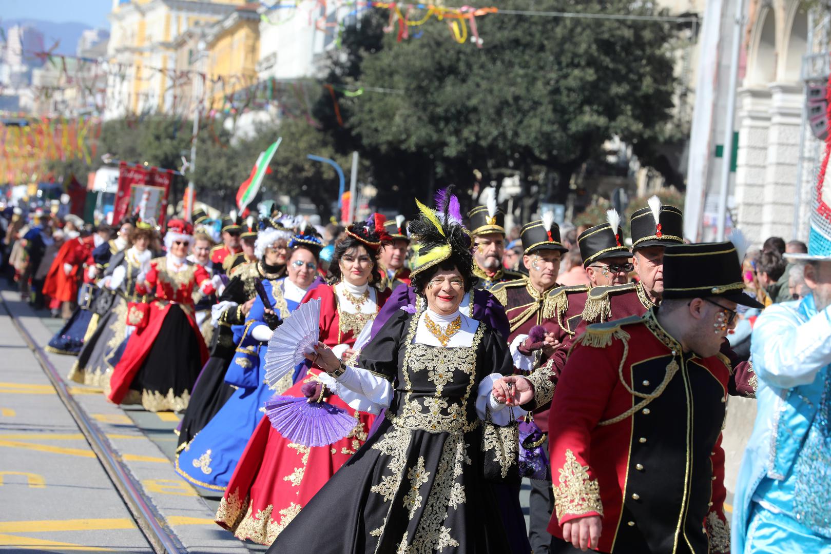 Riba će satima izrađivati svoj kostim, pazeći da svaki detalj odražava njezinu unutarnju viziju. Najčešće će se pretvoriti u sirenu, vilu, zagonetnog čarobnjaka ili nekog lika iz zaboravljene legende. Dok drugi biraju kostime kako bi bili viđeni, Ribe biraju kostime kako bi se sakrile i u potpunosti uronile u svoj alter ego. Na zabavi će možda biti tiše od drugih, ali njihova pojava ostavlja dojam magije i tajanstvenosti.