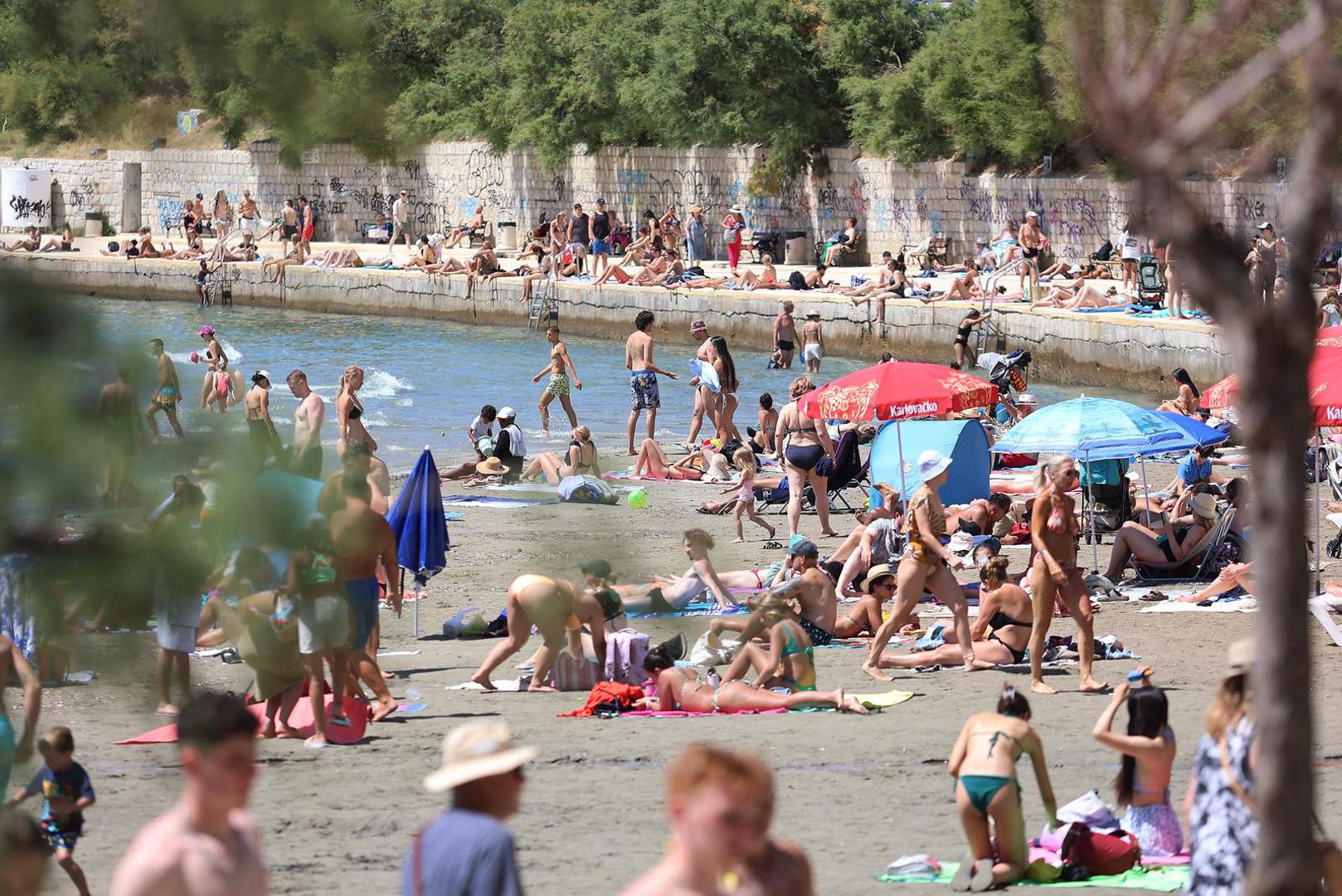 Dok veći dio unutrašnjosti Hrvatske usred srpnja drhti na jesenskih 18 stupnjeva i bore se s kišom, Split živi potpuno drugačiju ljetnu stvarnost. U 14 sati ondje je izmjereno toplih 26,4 stupnjeva, a plaža Bačvice vrvi turistima i građanima koji uživaju u suncu, kupanju i opuštenoj mediteranskoj atmosferi.