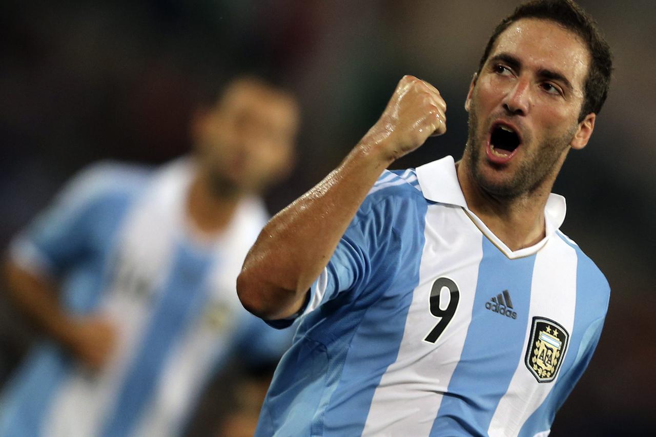 Argentina's Gonzalo Higuain celebrates after scoring against Italy during their international friendly soccer match at the Olympic stadium in Rome August 14, 2013.  REUTERS/Alessandro Bianchi (ITALY - Tags: SPORT SOCCER)