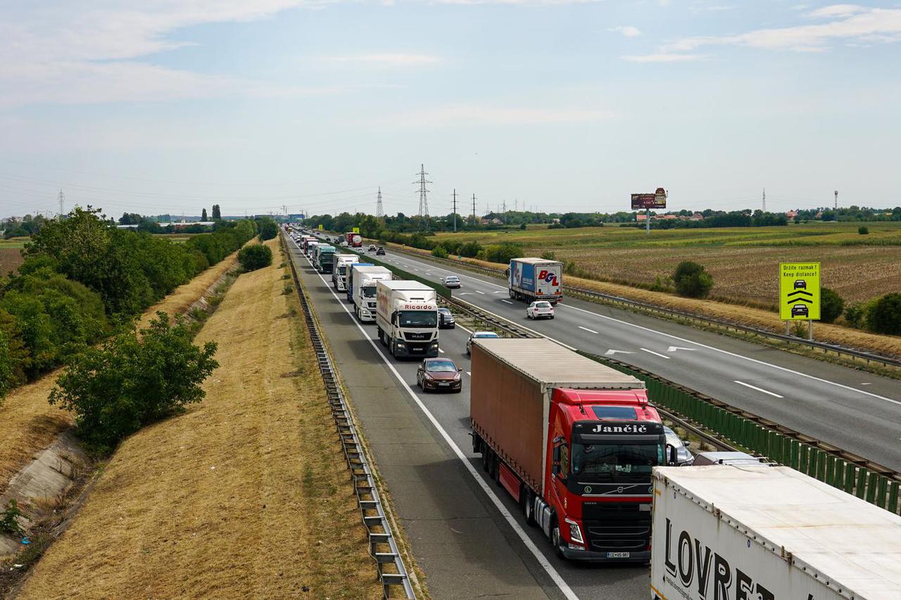 Zagreb: Građani u sve većem broju odlaze na more pa se kod gradske obilaznice stvorila gužva
