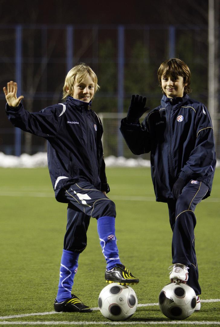 Danas 26-godišnji Dino Halilović brat je poznatijeg Alena, a nakon vremena u Dinamu igrao je za Udinese, Istru, Lokomotivu, Rudeš, danski Esbjerg, nizozemski Den Bosch i Tabor iz Sežane. Danas je član mostarskog Veleža