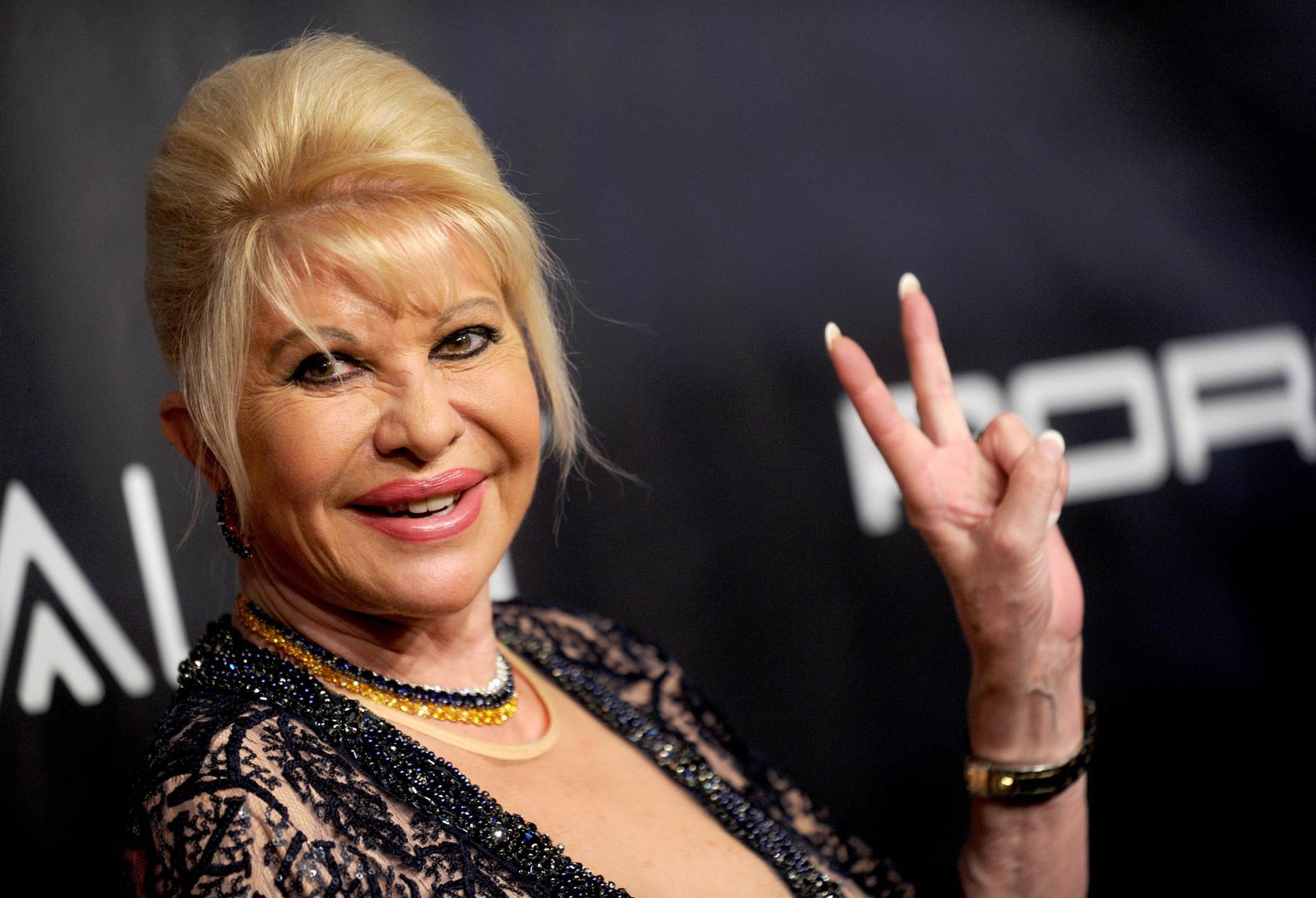 Nakon što su fotografije objavljene dekolte 69-godišnje Ivane, koja je nedavno izjavila da je ona prva dama, a ne Melanija, postao je 
glavna tema komentatora koji joj poručuju da takav dekolte nije primjeren njenim godinama.