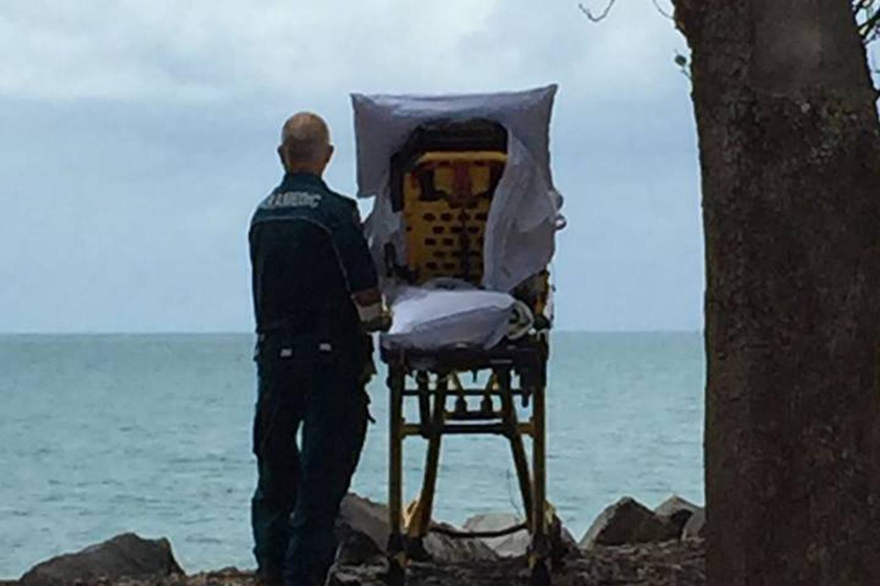 Fotografija pacijentice i bolničara na plaži dirnula je mnoge