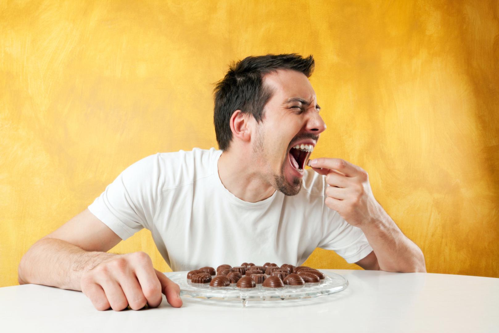 Teški metali u tragovima: Neovisne analize našle su u dijelu proizvoda razine olova i/ili kadmija iznad preporuka. Nije svaka čokolada problematična, ali stalna konzumacija može povećati opterećenje organizma. Vrijedi birati provjerene brendove i rotirati izvore slatkog.