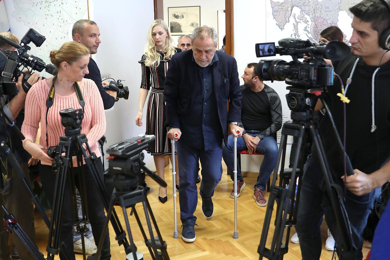 Milan Bandić na štakama