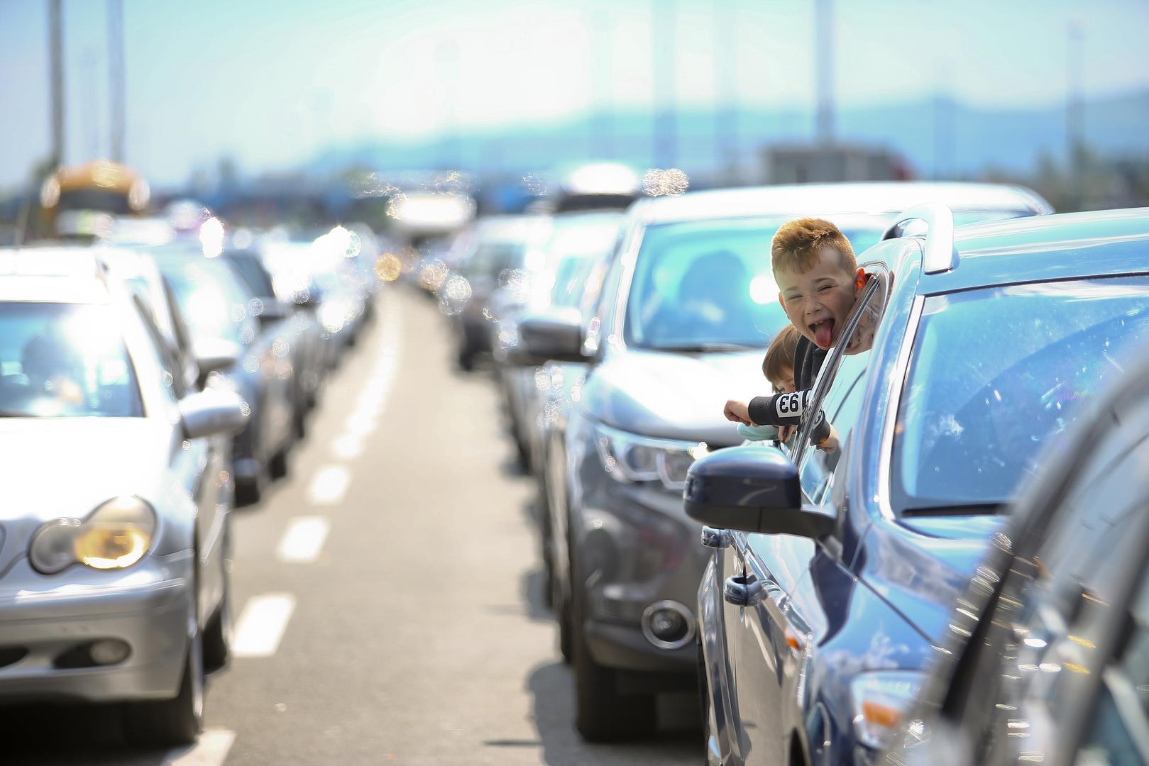 ... ju pronašli, molimo vas da o pronalasku odmah obavijestite nadležne službe...