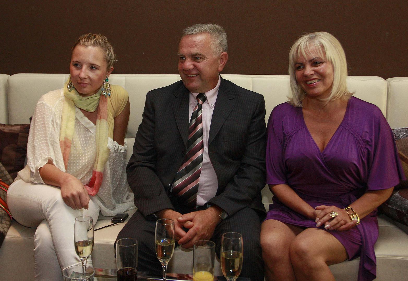 Na kraju dana, kako kaže, njezin suprug Veljko vidi je onakvom kakva uistinu jest, bez filtera. "Suprug me uvijek vidi takvu kakva jesam... Ali voli me vidjeti sređenu", zaključila je u jednom intervjuu.