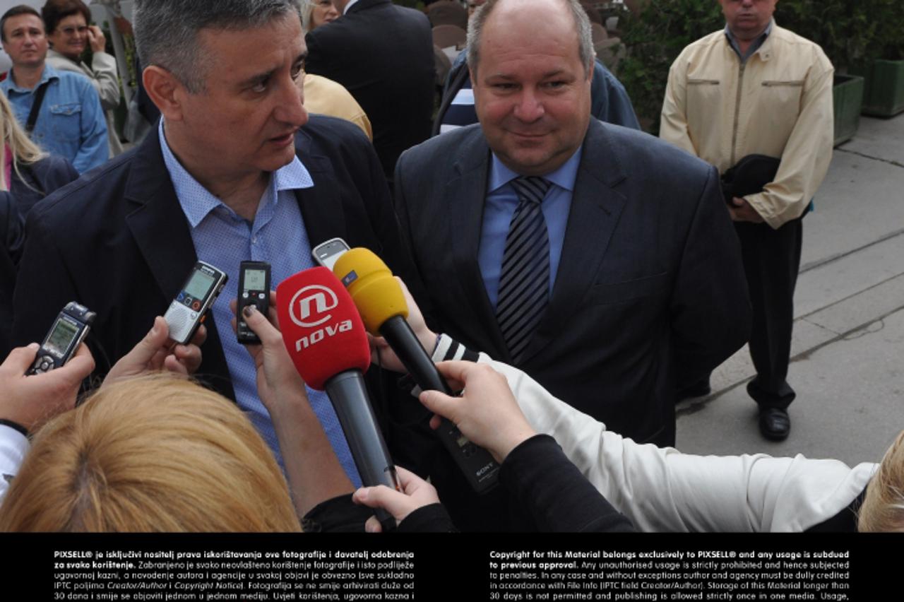 '06.05.2013., Pula - Predsjednik HDZ-a Tomislav Karamarko na pulskoj trznici u pratnji stranackog kandidata za zupana Marina Rocea dosao je pruziti potporu svojim kandidatima na lokalnim izborima, a t