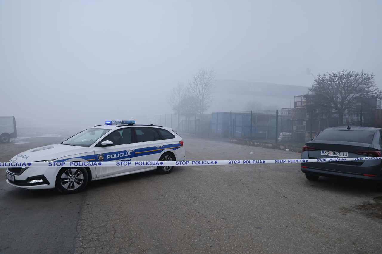 Vatrogasci i policija ispred CIAK-a gdje je tijekom noći izbio požar