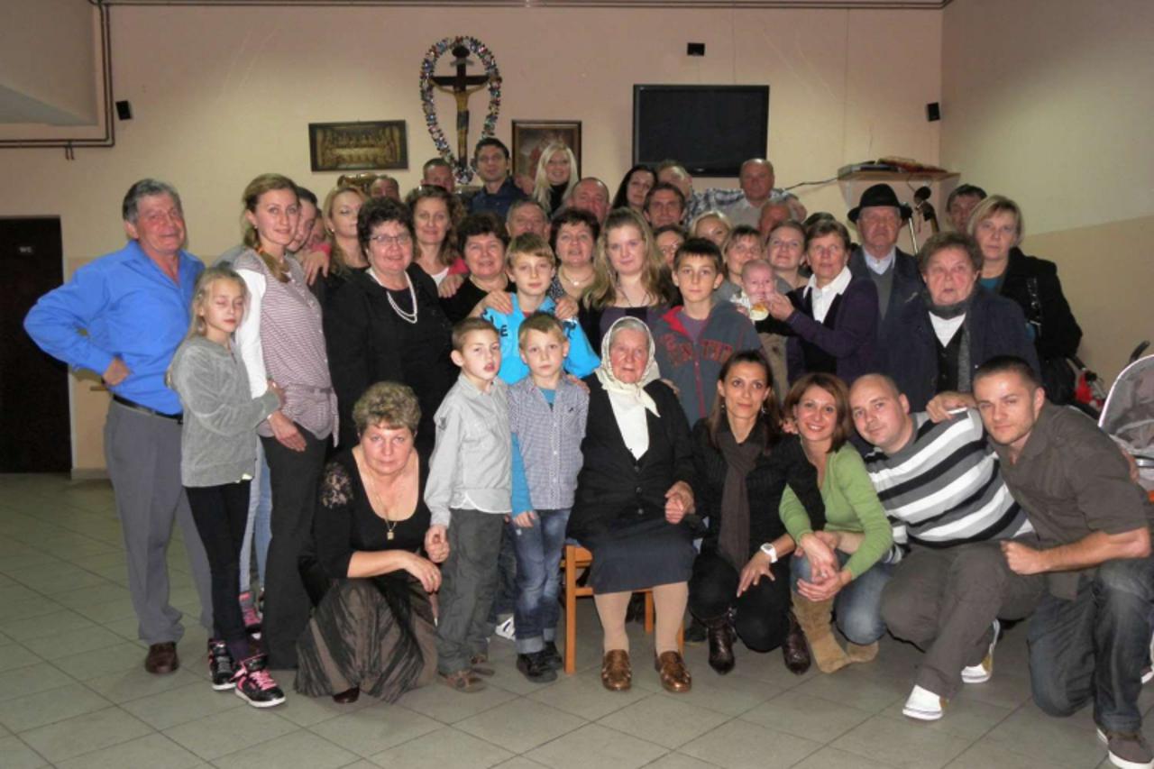 'Var a\\u0302\\u0080\\u0093 18. 11. 2010., Cvetlin a\\u0302\\u0080\\u0093 Bakica Ana 90. rodjendan proslavila je uz A\\u030A¡estero kA\\u0308\\u0087eri i sinova, 14 unuka i 13 praunuka, a u bolnici ni