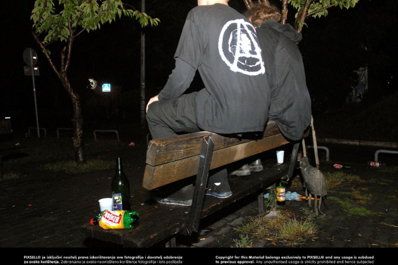 '13.09.2008., Zagreb - Jedno od popularnih okupljalista mladih u nocnim izlascima je i kafic Krivi put. Dio izlazaka je i ispijanje alkohola u kaficu ili na klupici ispred njega. Photo: Matija Habljak