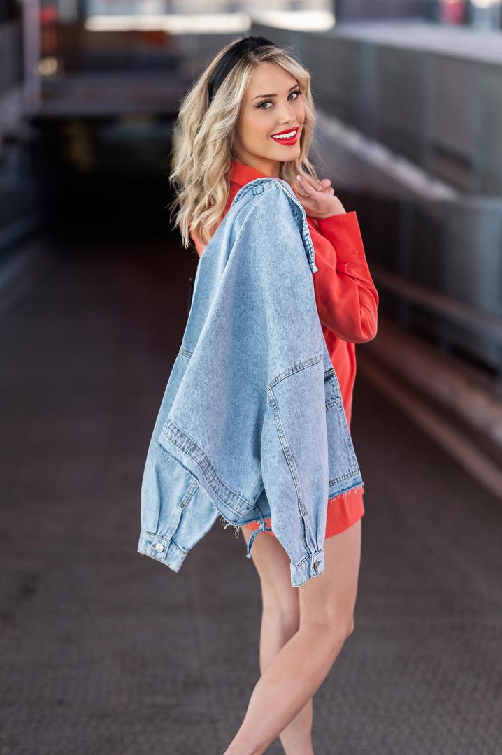 Haljina – Reserved 299,90 kn; Traper jakna – Calliope 229,90 kn; Ravne cipele – HalfPrice 269,90 kn; Torbica – HalfPrice 169,90 kn; Traka za kosu – Calliope 49,90 kn; Ogrlica – Aurora Jewerly 350,40 kn; Westgate Shopping City