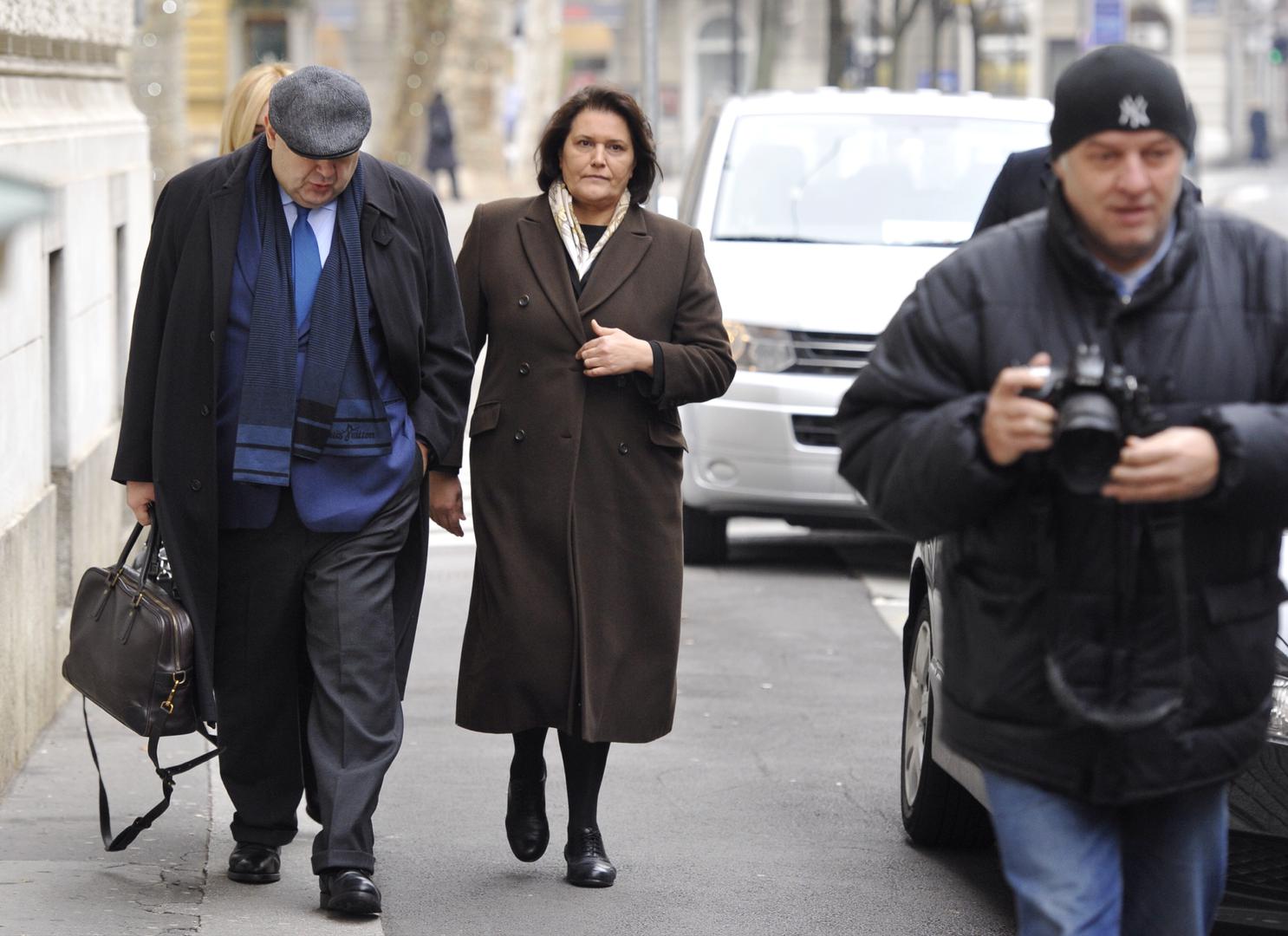 Mediji su pisali i o tome da su se njezini posjeti Sanaderu u pritvoru s vremenom prorijedili, a ni na sudskim ročištima mu podršku iz publike nisu pružali članovi obitelji, pa čak ni braća. 