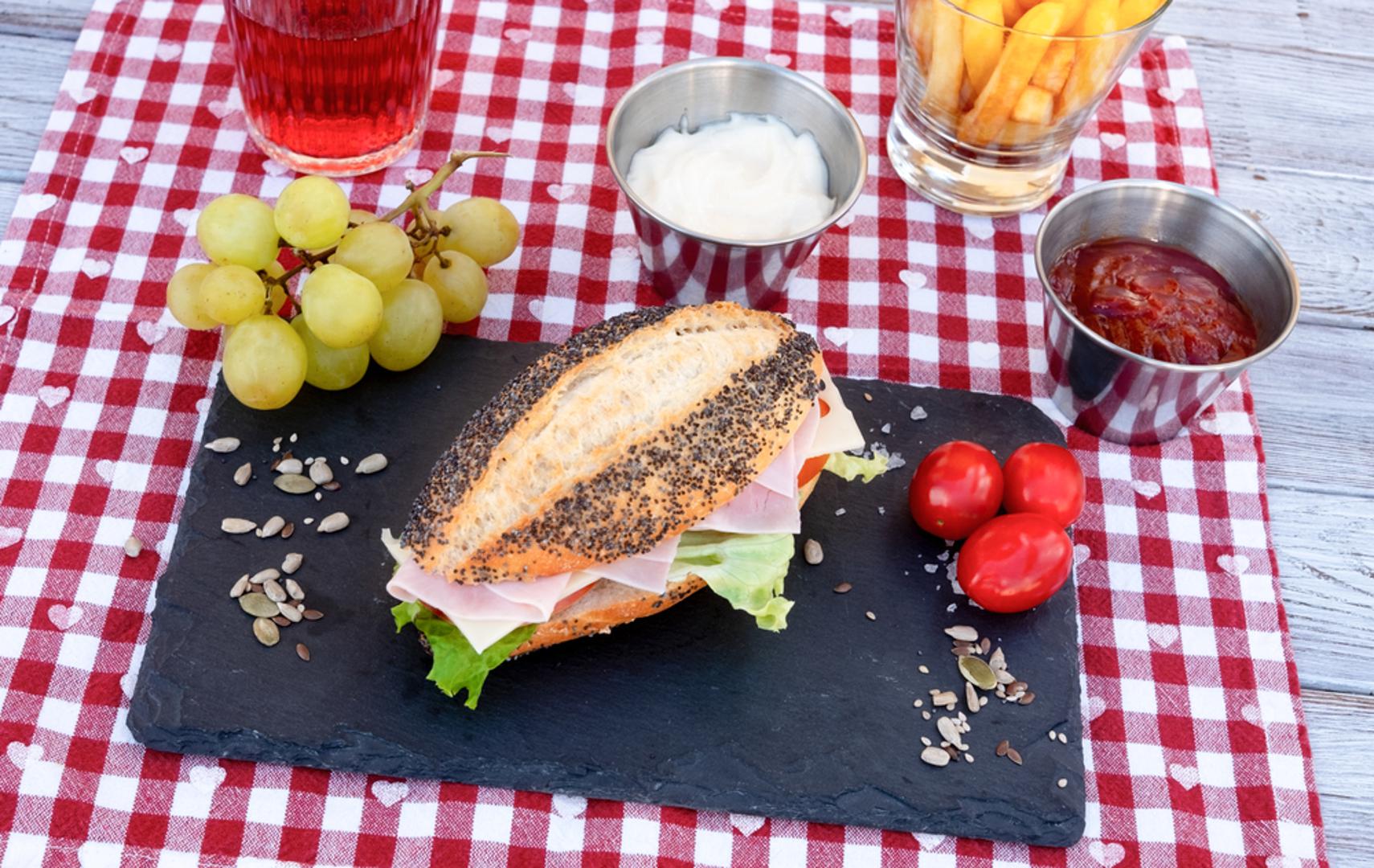 UN dijeta: UN dijeta temeljila se na razdvajanju namirnica po danima – proteinski, škrobni, ugljikohidratni i voćni, u ciklusu koji se ponavlja. Bila je hit jer je imala jasna pravila i psihološki mamac u obliku dana kad 'smiješ' tjesteninu, kruh pa čak i desert. Kritike su uglavnom išle na račun toga da razdvajanje samo po sebi nije čarobno, a voćni dan i pretjerivanje na 'UH dan' kod nekih su vodili u glad, oscilacije i kasniji povrat kilograma.