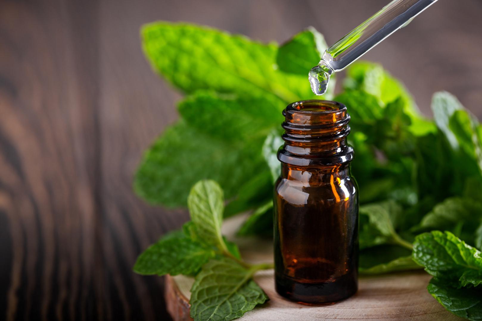 Eterična ulja: Ulje mente, naneseno razrijeđeno na sljepoočnice, dokazano umiruje tenzijske glavobolje. Lavandino ulje također se koristi za opuštanje i smanjenje stresa, pa se može udahnuti pomoću difuzora ili umasirati u kožu. Aromaterapija općenito ima smirujući učinak na tijelo i može pomoći kod anksioznosti koja često prati glavobolju.