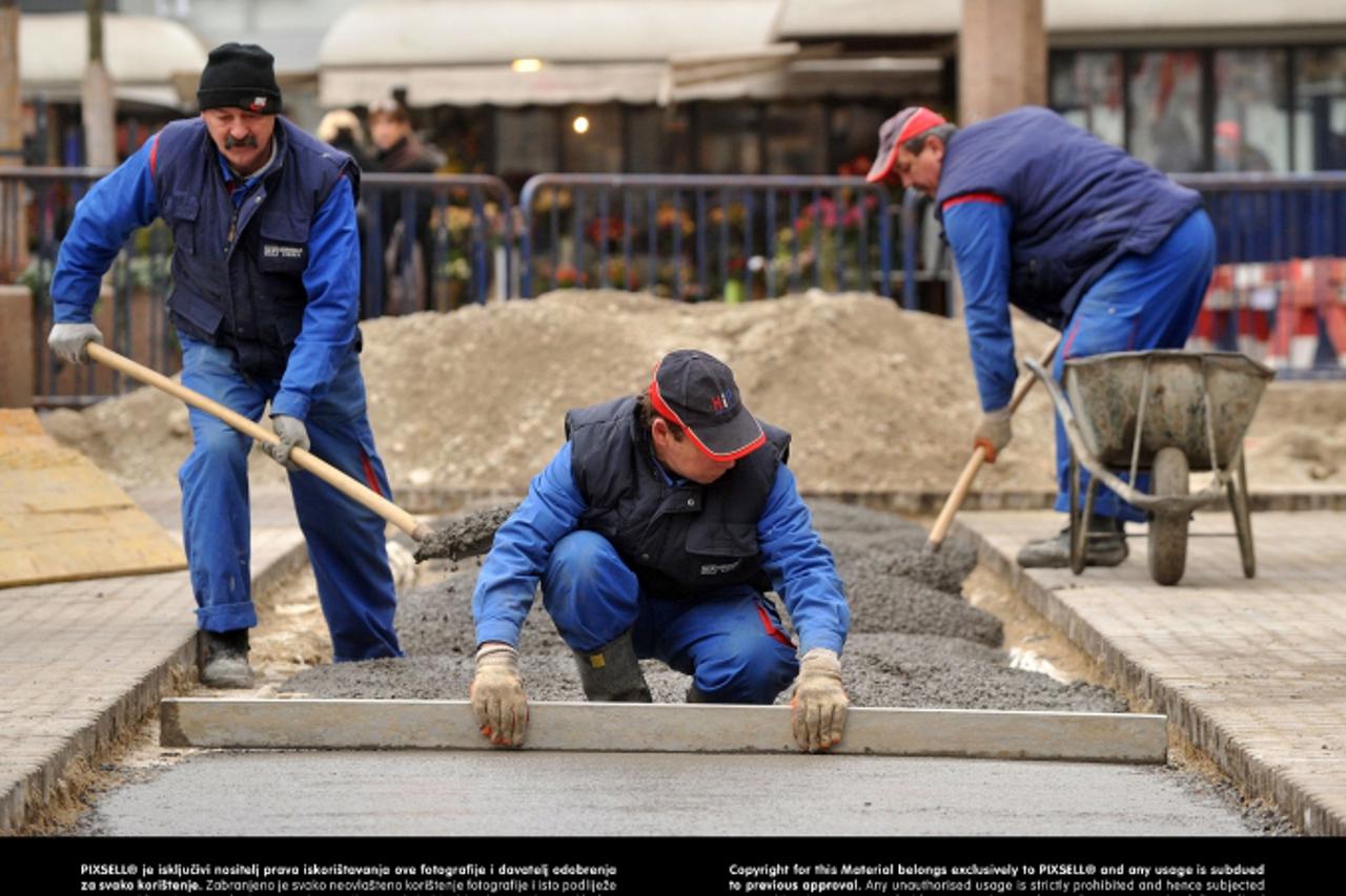 '04.03.2011., Zagreb - Radovi na izgradnji Cvjetnog prolaza vlasnika Tome Horvatincica blize se kraju. Nakon sto su postavili struju te reskopali trg Petra Preradovica, radnici zatrpavaju rupe te ih b