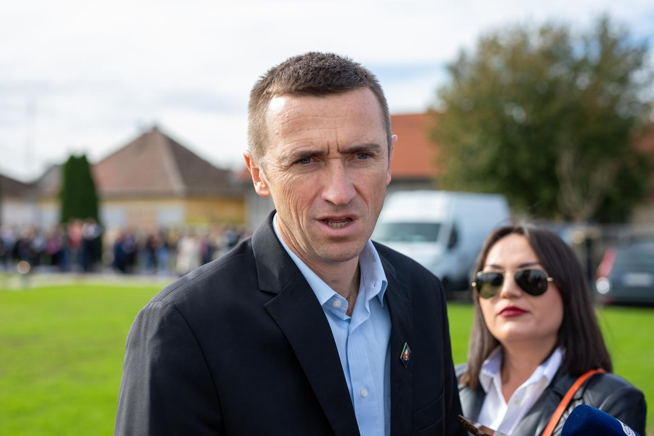 Vukovar: Svečano otkrivanje Spomen-obilježja na prvi srušeni zrakoplov JNA