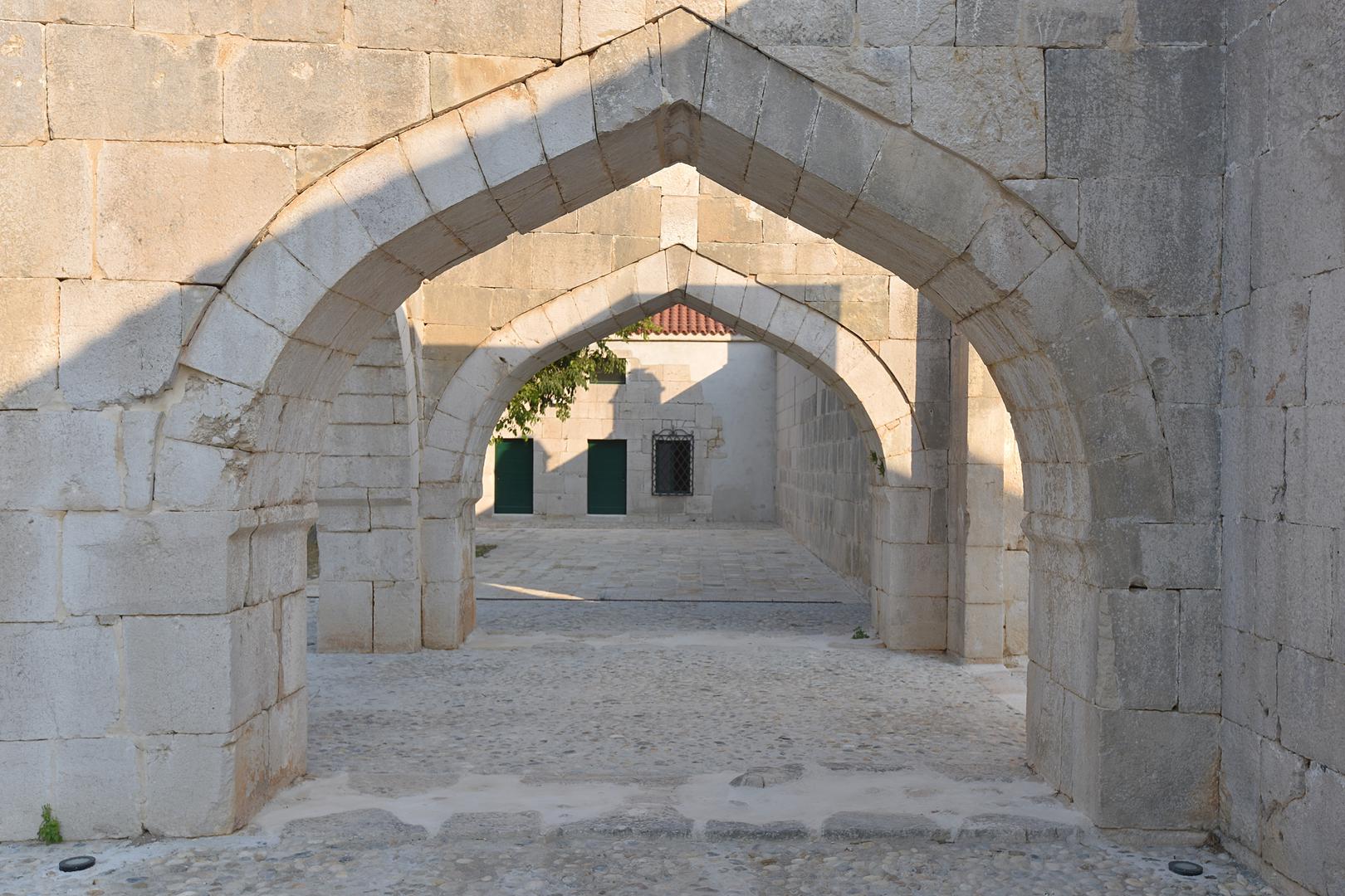 13.07.2015., Vrana - Han Maskovica izgradjen u 17. stoljecu i sluzio je u civilne svrhe kao svratiste, odmoriste i rezidencija. Objekt je izgradio Jusuf Maskovic, visoki dostojanstvenik na turskom dvoru, inace rodom iz Vrane ili iz Pakostana. Zapocet je u vrijeme izbijanja Kandijskog rata 1644. godine i zbog smrti Jusufa Maskovica u sijecnju 1646. godine nije dovrsen. Radi se o najzapadnijem spomeniku svjetovne turske arhitekture u Europi. Po konacnom oslobodjenju Vrane 1699. godine han je dodijeljen u vlasnistvo obitelji Borelli koja s toga mjesta upravlja cijelim Vranskim feudom od 1752. do 1881. godine. Do danas u hanu borave potomci Borellijevih predradnika, obitelj Pelicaric."nPhoto: Dino Stanin/PIXSELL