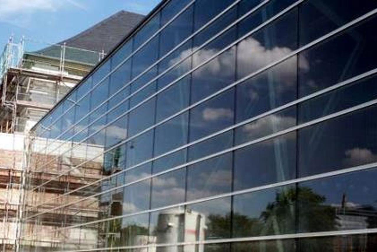 zgrada sa staklom protiv udara ptica