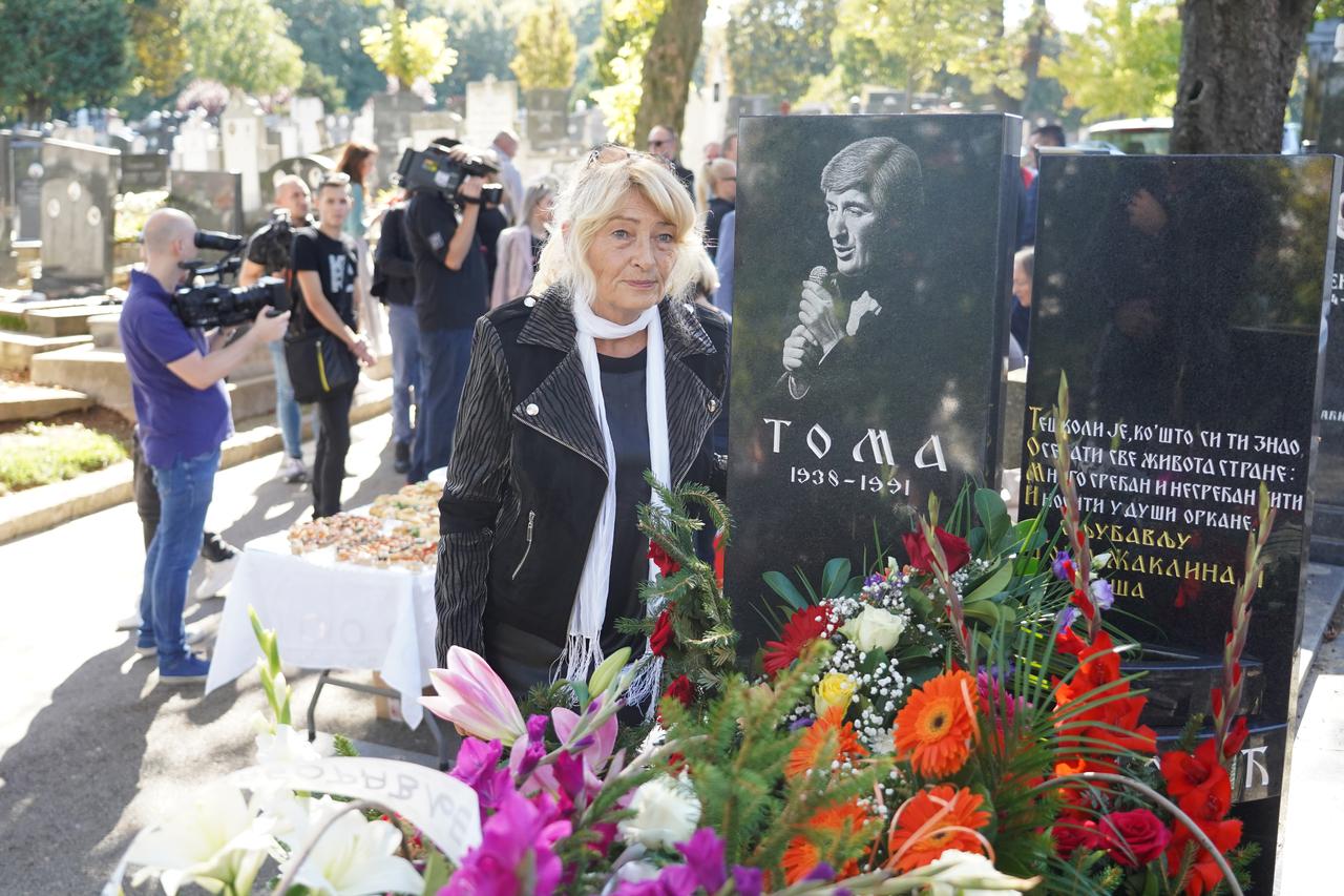Beograd: Na Centralnom groblju obilježena 31. godišnjica smrti legendarnog pjevača Tome Zdravkovića
