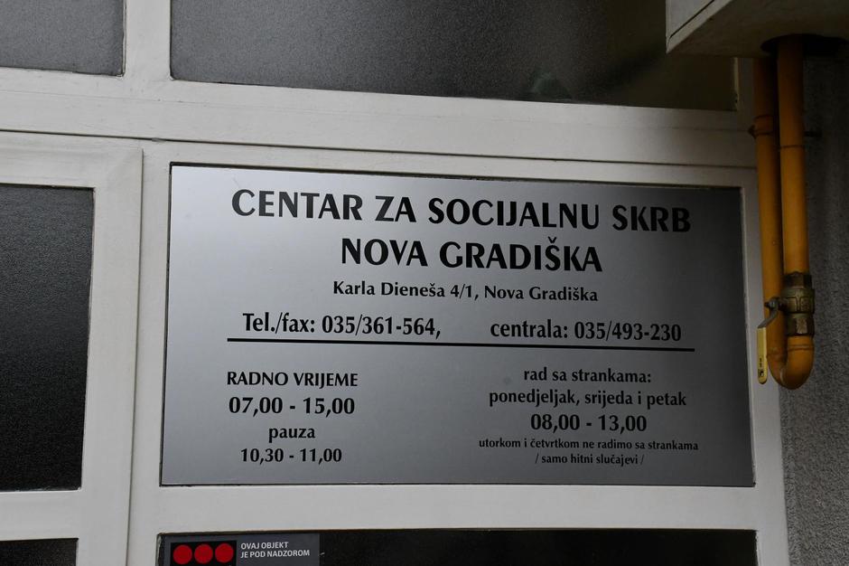 Nova Gradiška - Ravnatelj Centra za socijalnu skrb Branko Madunić govori o slučaju pretučene djevojčice koja se u bolnici bori za zivot.
