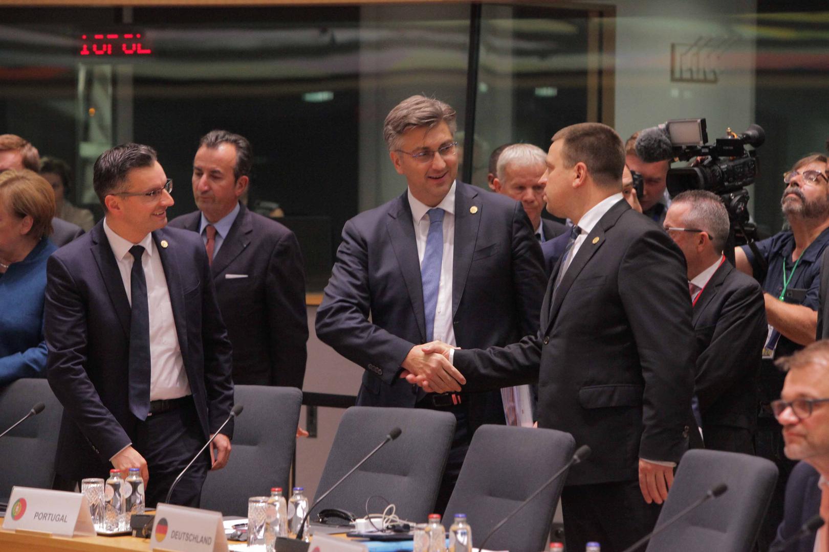 Premijeri Hrvatske i Slovenije Andrej Plenković i Marjan Šarec neformalno se pozdravljaju i razgovaraju na početku sastanka Europskog vijeća u Bruxellesu
