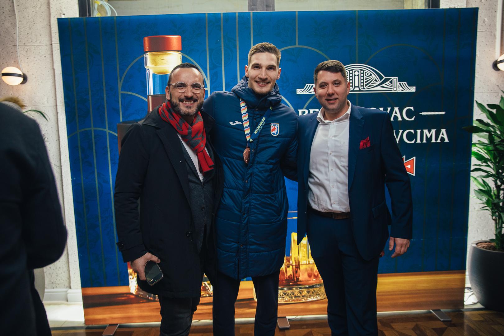 Nakon povijesnog uspjeha na Europskom rukometnom prvenstvu 2026. u Herningu, gdje je hrvatska muška rukometna reprezentacija osvojila brončanu medalju u dramatičnoj utakmici protiv Islanda (34:33), najbolji hrvatski rukometaši sinoć su nastavili proslavu u srcu Zagreba, piše Valeria Caci iz PR agencije AndAgainAgency.