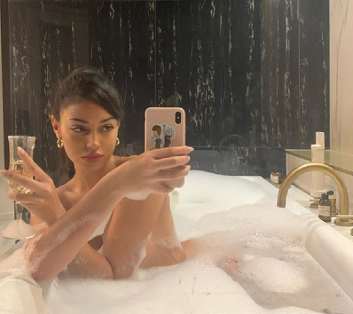 Iako dobro zarađuje kao model, u svijet slavnih i poznatih pogurao ju je poznati kanadski pjevač Justin Bieber. 

