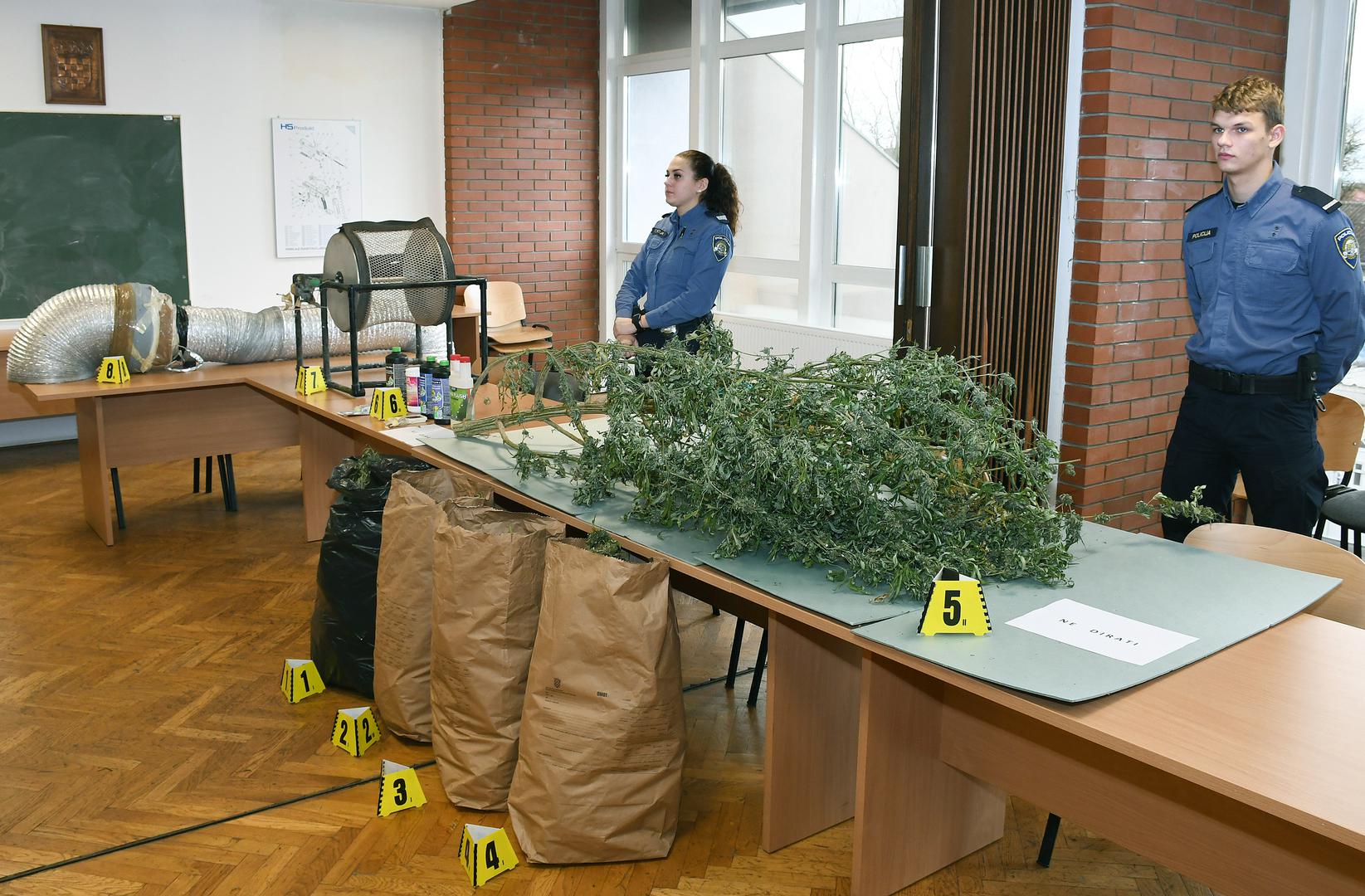 03.11.2023., Petrinja - Na izvanredoj konferenciji za medije Igor Pasanec, voditelj sluzbe kriminalisticke policije i Robert Ramuscak govorili su o akciji u kojoj su policijski sluzbenici Policijske postaje Petrinja dovrsili visemjesecno kriminalisticčko istrazivanje iz domene kriminaliteta droga kojom prilikom je pronadjena i oduzeta veca kolicina droge, kao i oprema koristena za proizvodnju. Photo: Nikola Cutuk/PIXSELL