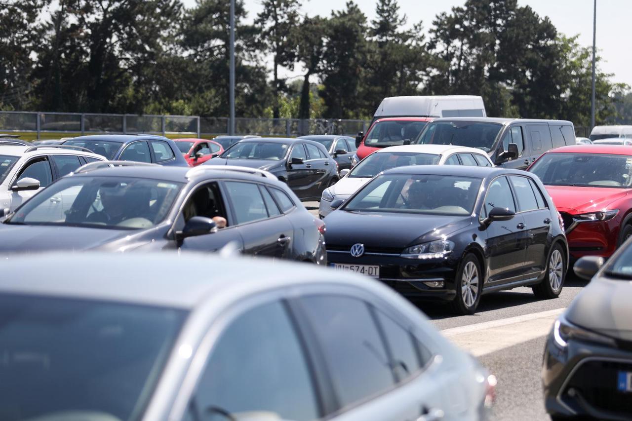 Pojačan promet na naplatnim kućicama Lučko u smjeru Zagreba
