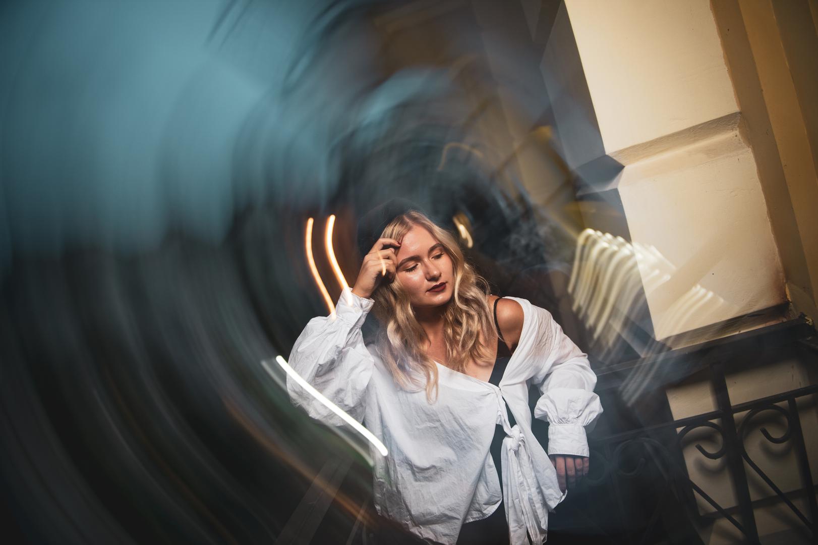 Blizanci: Blizanci su rođeni komunikatori, a alkohol samo dodatno snižava njihove ionako niske inhibicije kad je riječ o dijeljenju informacija. Očekujte lavinu sočnih tračeva, kontroverznih stavova i priča (koje možda nisu sasvim istinite). Iako ostaju relativno koherentni, pažnja im slabi, postaju brbljaviji, a ponekad i pomalo drski. Vole igre ispijanja i često postanu centar pažnje svojim humorom. Znaju i misteriozno nestati na sat-dva, da bi se pojavili bez sjećanja gdje su bili, obično s ispražnjenom baterijom mobitela.