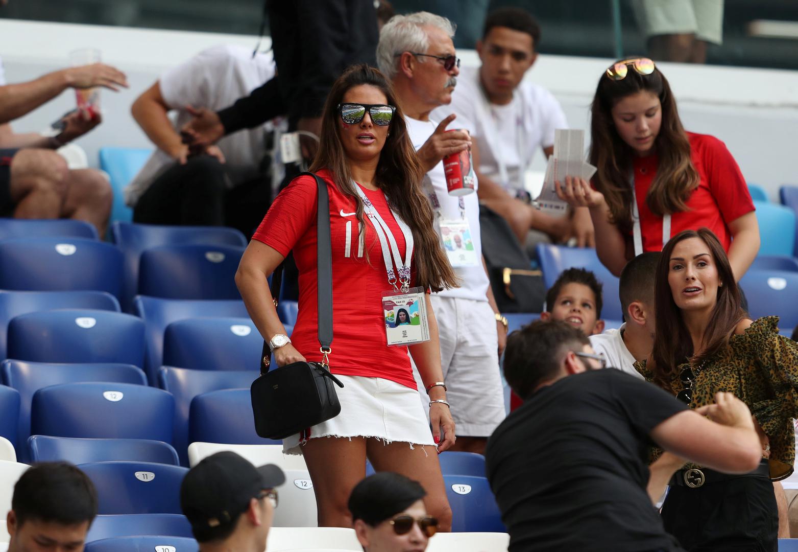 Rusi nisu oduševljeni engleskim WAGsicama, prozvali su ih medvjedicama, no one uživaju u kraljevskom tretmanu. Primjerice, Rebekah Vardy, supruga napadača engleske reprezentacije, nije boravila stalno u Rusiji za vrijeme Mundijala, već na svaku utakmicu dolazi privatnim zrakoplovom koji unajmi kako bi s obitelji gledala utakmice. 