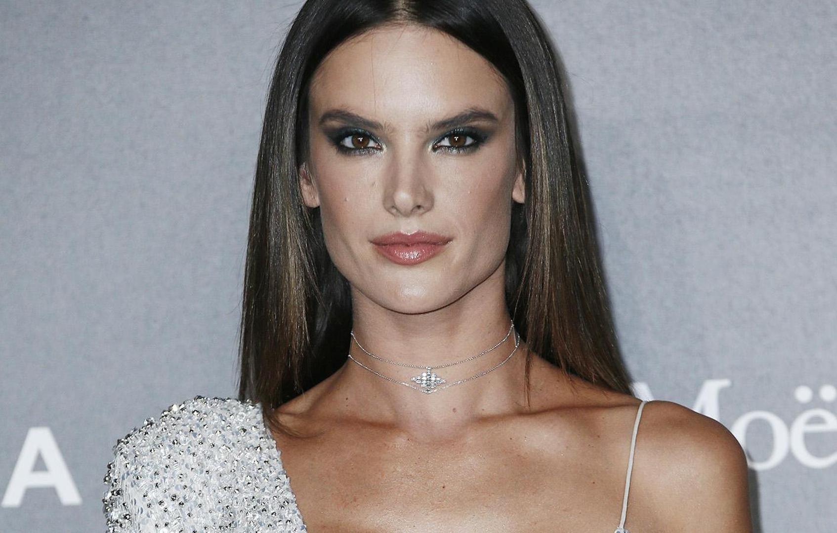 U sklopu tjedna mode u Milanu održana je amfAR gala večer na kojoj je definitivno glavna zvijezda bila manekenka Alessandra Ambrosio.