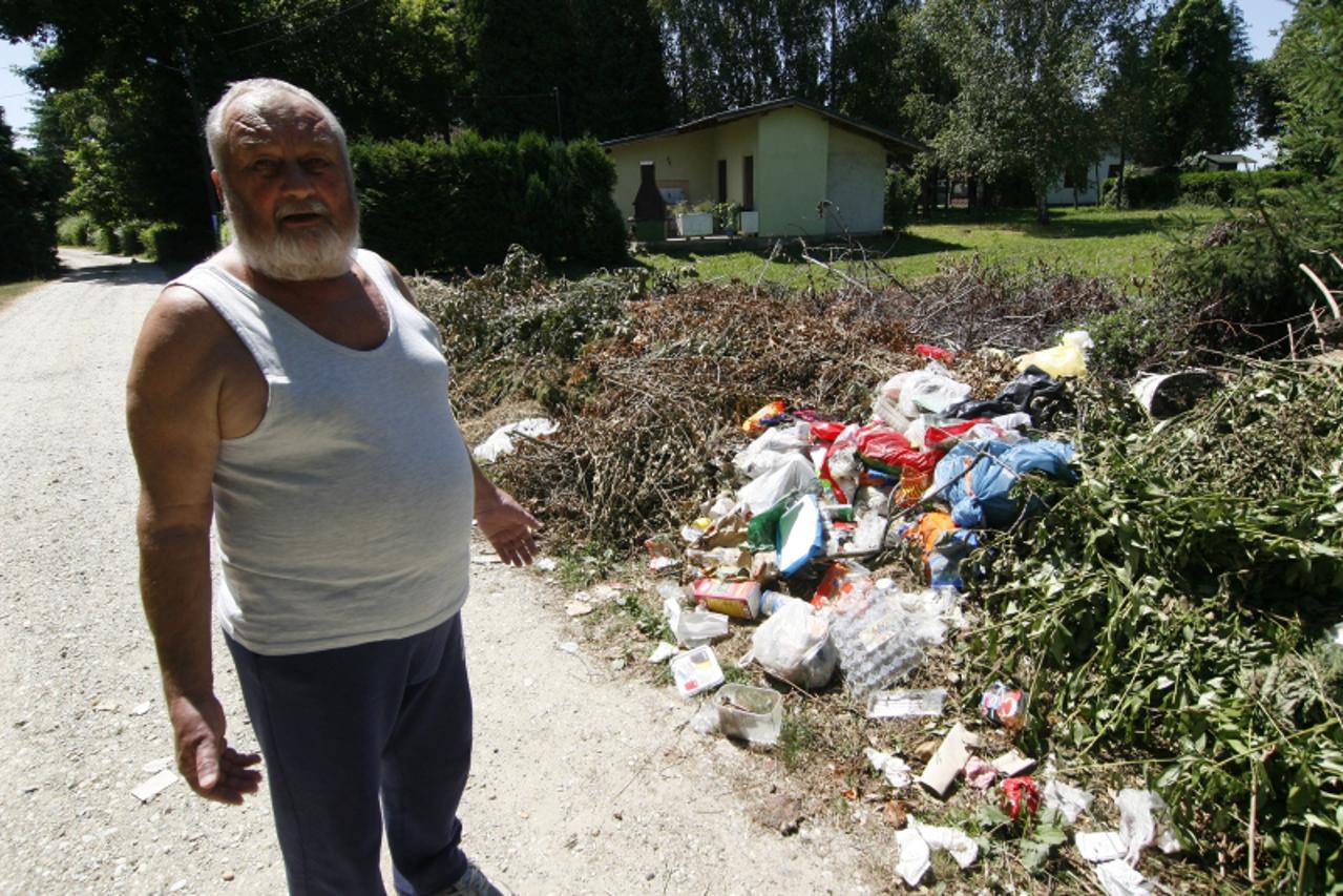 '09.07.2010., Koprivnica - Vladimir Delgalo pokazuje gomilu smeca starog nekoliko mjeseci. Photo: Marijan Susenj/PIXSELL'
