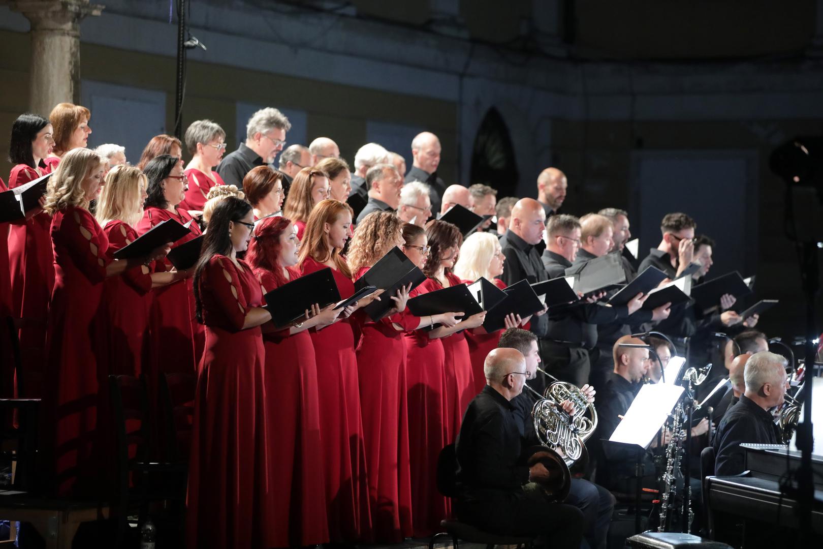 Gala koncertom „Opera u plamenu“ na prepunom Trgu Riječke rezolucije u središtu grada zatvorene su ovogodišnje Riječke ljetne noći