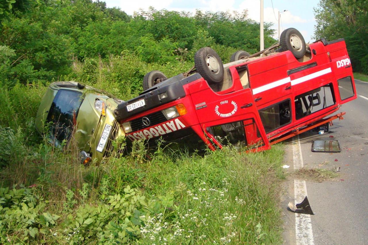 Vatrogasni kombi se prevrnuo