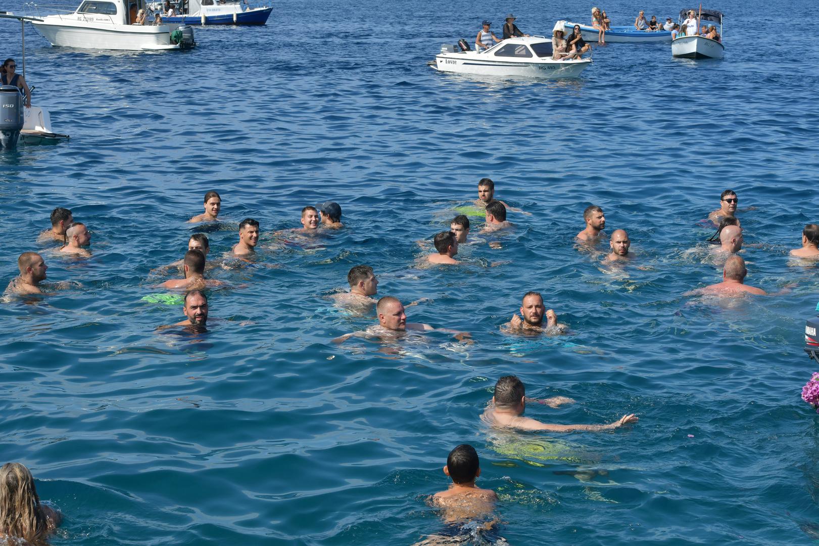 Zavjetni ispraćaj Gospe simbolizira zahvalnost i molitvu mještana za zaštitu ribara i pomoraca, ali i za čitavo mjesto koje je povijesno povezano s morem. Stotine vjernika sudjeluju u jedinstvenoj procesiji – neki plivajući uz brodice, drugi u barkama i brodovima ukrašenim zastavicama i cvijećem.
