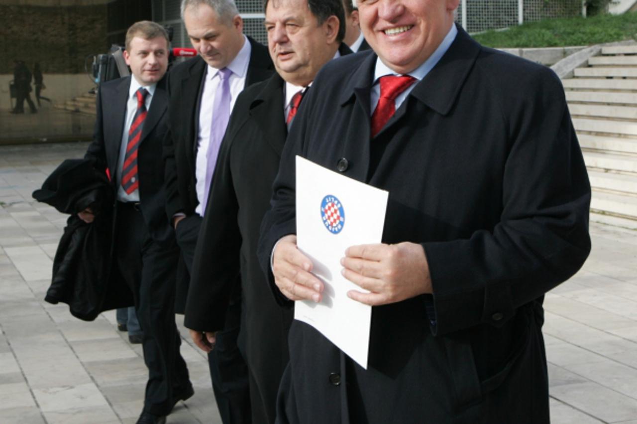 '22.11.2008., Split - U SC Gripe odrzana je povijesna osnivacka skupstina HNK 'Hajduk' Split s.d.d., cime je i sluzbeno zakljucen proces preoblikovanja kluba u sportsko dionicko drustvo. Skupstini j