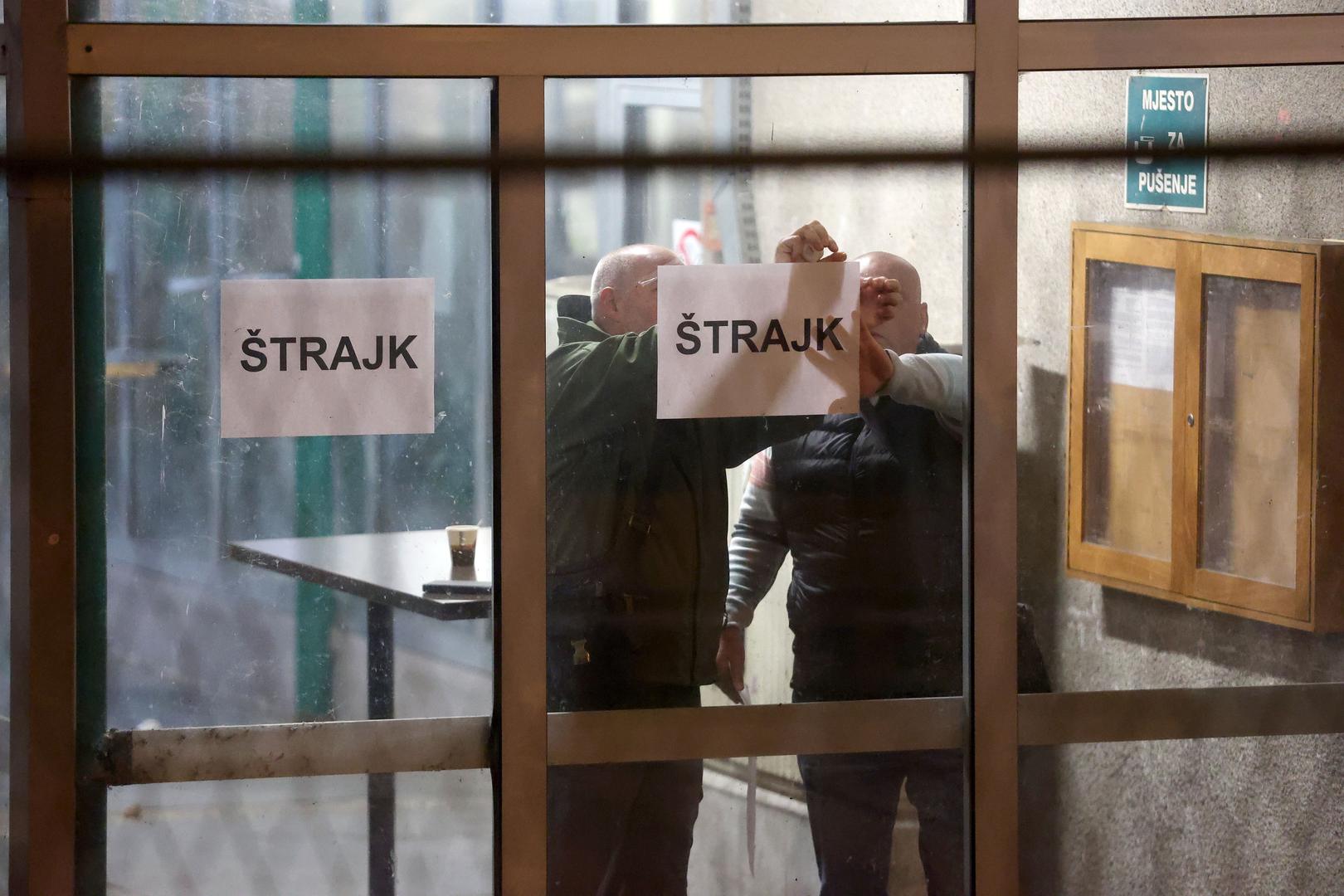 Jutros su mnoge poslovnice ZET-a, Holdinga i zagrebačke Čistoće osvanuli s natpisima ŠTRAJK