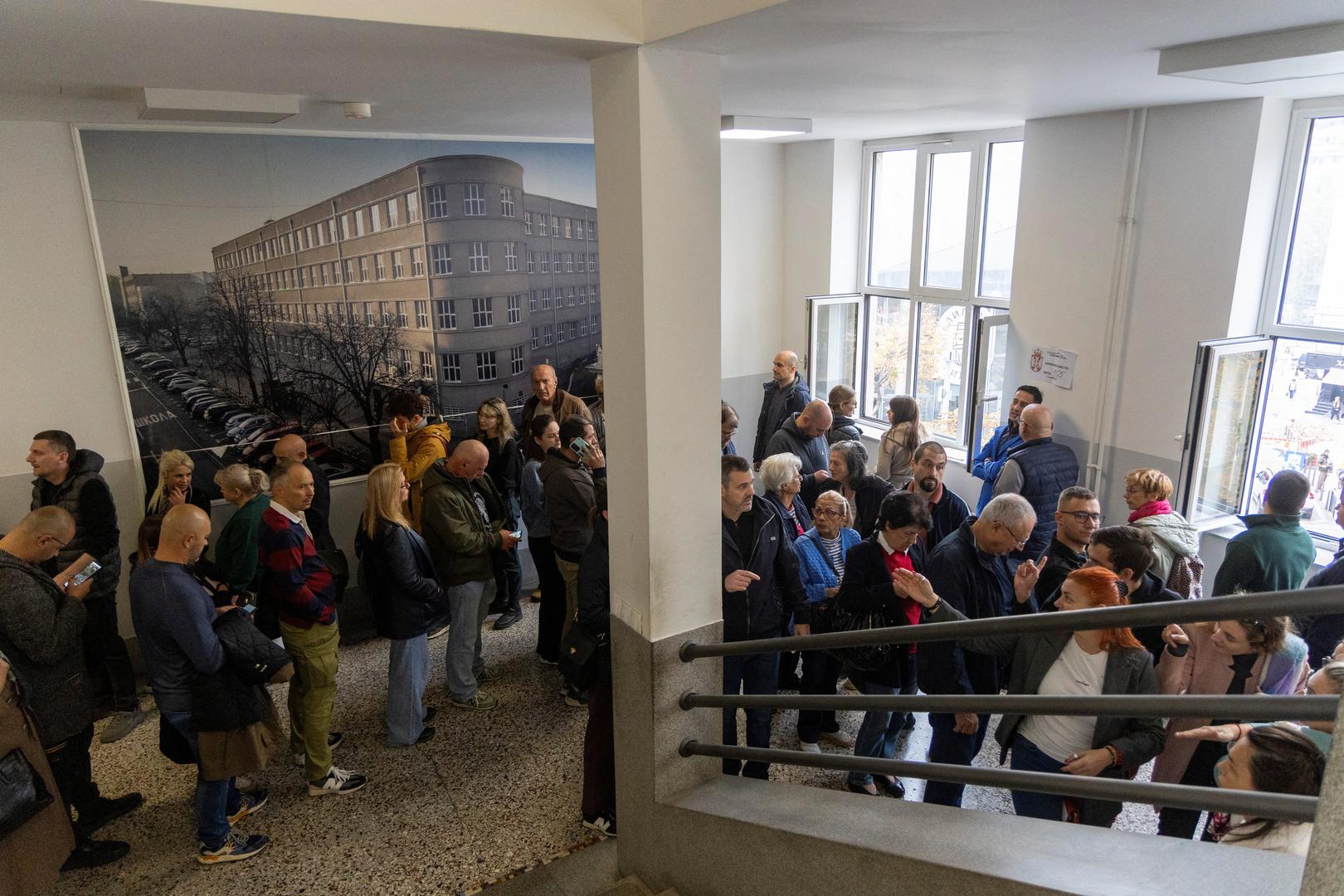 Tijekom prijepodneva zabilježen je velik odaziv birača. Prema podacima promatračke organizacije CRTA, do 13 sati glasalo je 41,1 posto birača, što je osjetno više nego na parlamentarnim izborima u prosincu 2023., kada je do istog vremena glasalo 26,6 posto birača.