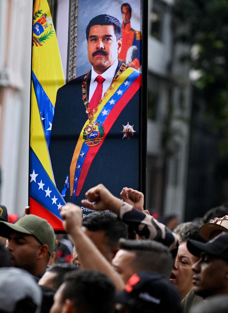 Dodao je je da je venezuelski predsjednik Nicolas Maduro zarobljen i odveden iz zemlje zajedno sa suprugom. 