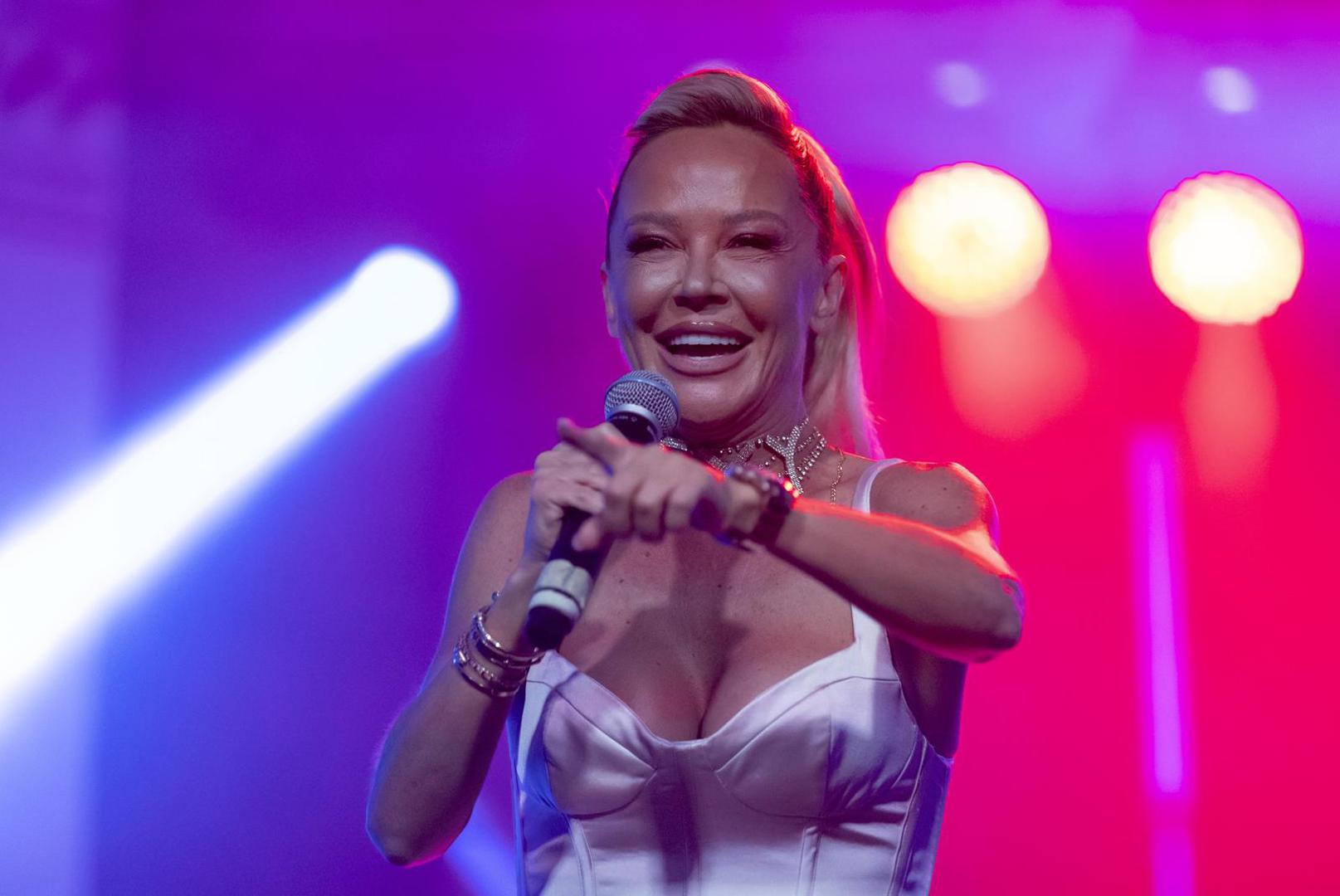 Naš pjevačica Maja Šuput tijekom karijere postala je poznata kao jedna od najboljih zabavljačica.