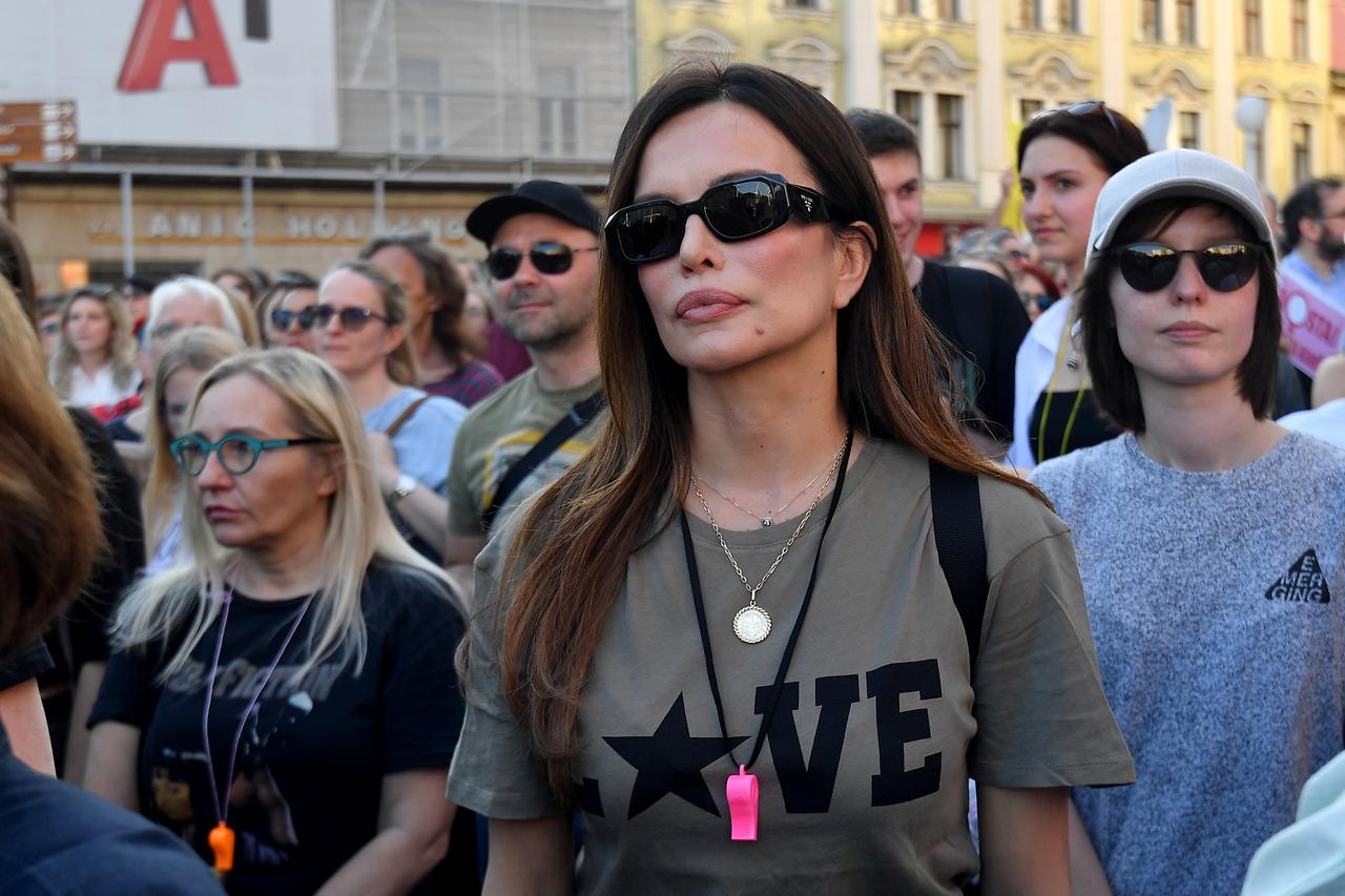 Zagreb: Severina dala podršku na prosvjedu "Dosta!" u znak solidarnosti za prekid trudnoće